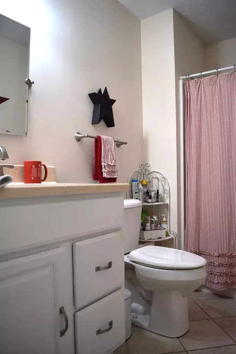 Bath - 1811 Saint Andrews Ct, Springfield, OH 45502 photo 3 of 4