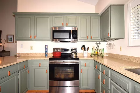 Kitchen - 1811 Saint Andrews Ct, Springfield, OH 45502 photo 3 of 4