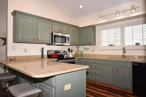 Kitchen - 1811 Saint Andrews Ct, Springfield, OH 45502 photo 2 of 4