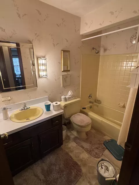 Bath - 4607 S Plateau Dr, Springfield, OH 45502 photo 1 of 4