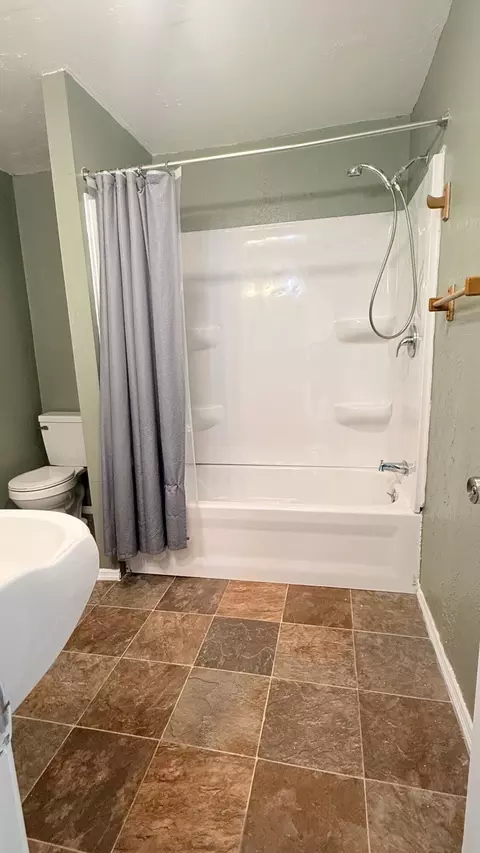Bath - 1224 Beverly Ave, Springfield, OH 45504 photo 1 of 3