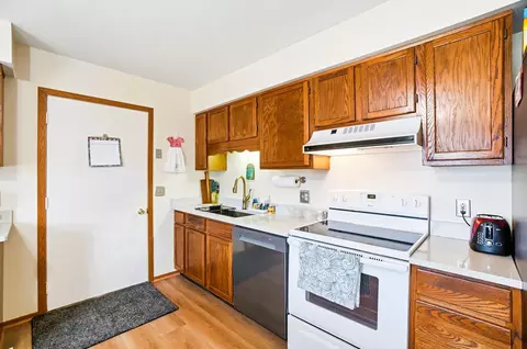 Kitchen - 4890 W Brannan Dr, Springfield, OH 45502 photo 2 of 2