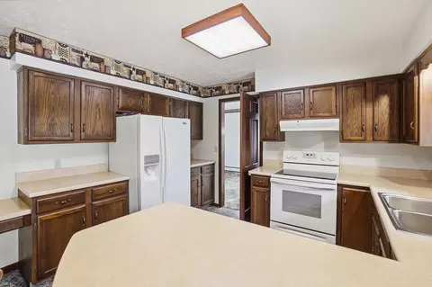 Kitchen - 3831 Crescent Hill Rd, Springfield, OH 45502 photo 3 of 5
