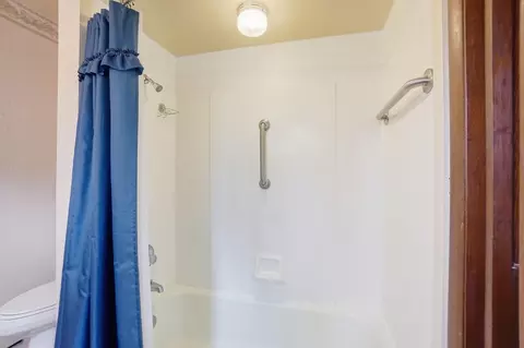Bath - 3831 Crescent Hill Rd, Springfield, OH 45502 photo 2 of 4