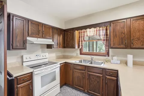 Kitchen - 3831 Crescent Hill Rd, Springfield, OH 45502 photo 4 of 5