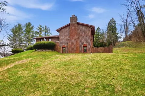 Exterior - 3831 Crescent Hill Rd, Springfield, OH 45502 photo 3 of 11