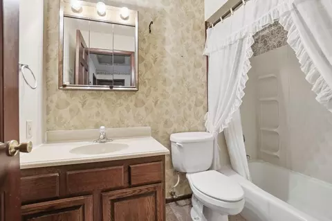 Bath - 3831 Crescent Hill Rd, Springfield, OH 45502 photo 3 of 4
