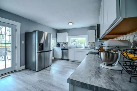 Kitchen - 631 Kramer Rd, Springfield, OH 45505 photo 3 of 5