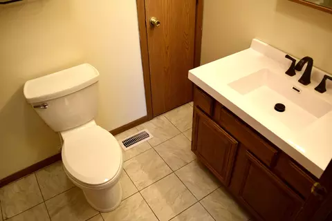 Bath - 1644 Delmar Dr, Springfield, OH 45503 photo 1 of 3