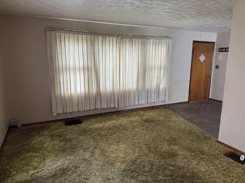 Living - 1979 Kenton St, Springfield, OH 45505 photo 2 of 3