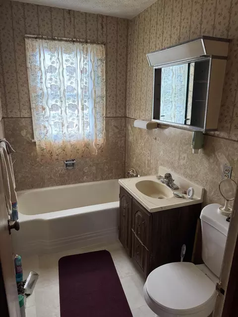 Bath - 1979 Kenton St, Springfield, OH 45505 photo 1 of 1