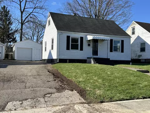 Exterior - 1633 N Sweetbriar Ln, Springfield, OH 45505 photo 2 of 2