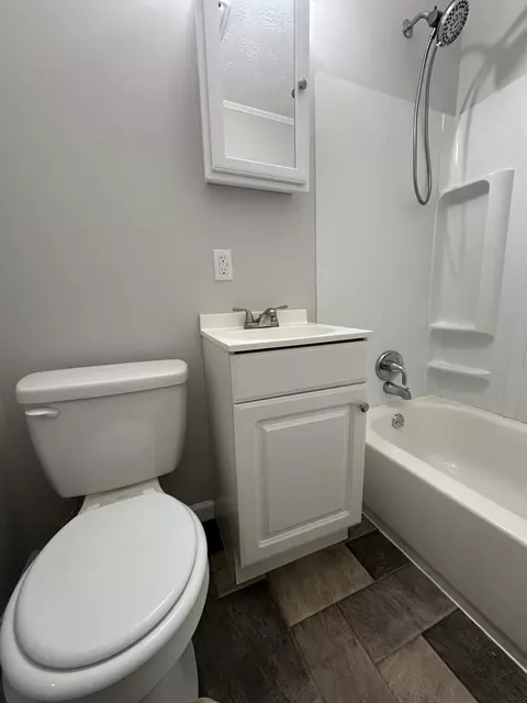 Bath - 1633 N Sweetbriar Ln, Springfield, OH 45505 photo 1 of 2