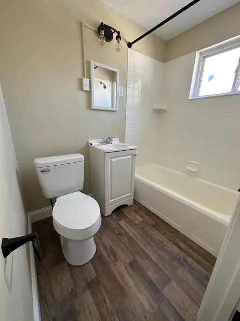 Bath - 1806 N Limestone St, Springfield, OH 45503 photo 2 of 2