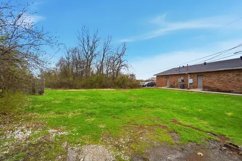 Exterior - 1806 N Limestone St, Springfield, OH 45503 photo 5 of 8