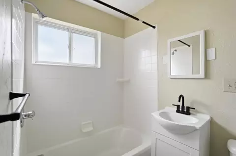 Bath - 1806 N Limestone St, Springfield, OH 45503 photo 1 of 2