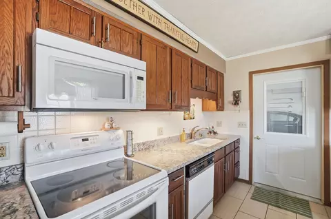 Kitchen - 1039 Bradford Dr, Springfield, OH 45503 photo 1 of 2
