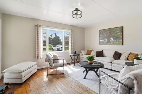 Living - 3016 Old Springfield Rd, Springfield, OH 45502 photo 1 of 3