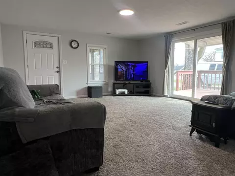 Living - 533 Lyle Ave, Springfield, OH 45505 photo 1 of 2