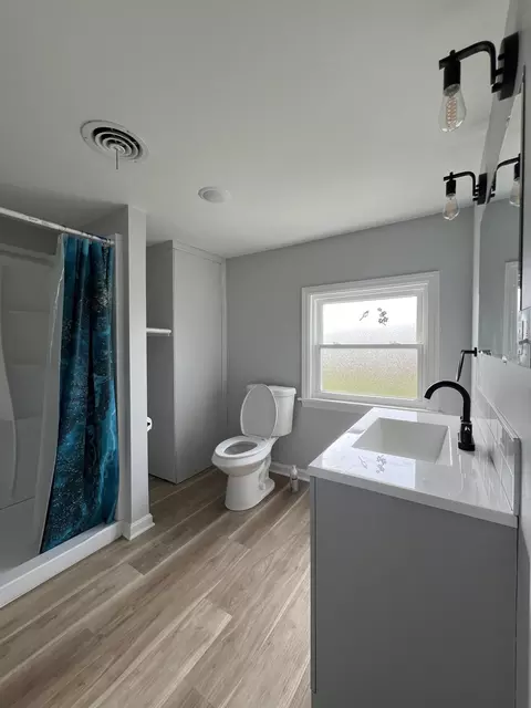 Bath - 533 Lyle Ave, Springfield, OH 45505 photo 1 of 3
