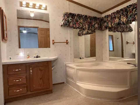 Bath - 22 Sunset Dr, Springfield, OH 45504 photo 2 of 5