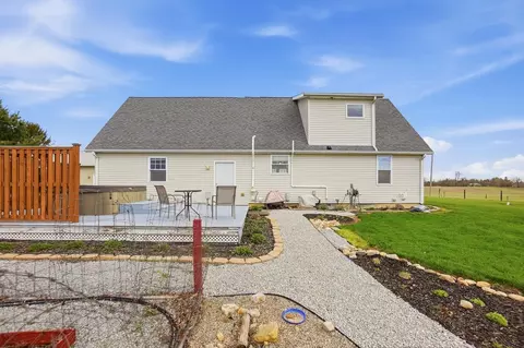 Exterior - 281 W Jackson Rd, Springfield, OH 45502 photo 6 of 11