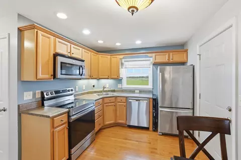 Kitchen - 281 W Jackson Rd, Springfield, OH 45502 photo 2 of 3