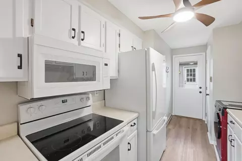 Kitchen - 1052 Cheyenne Ave #1052, Springfield, OH 45503 photo 2 of 2