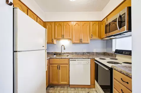 Kitchen - 615 Villa Rd #B, Springfield, OH 45503 photo 3 of 4