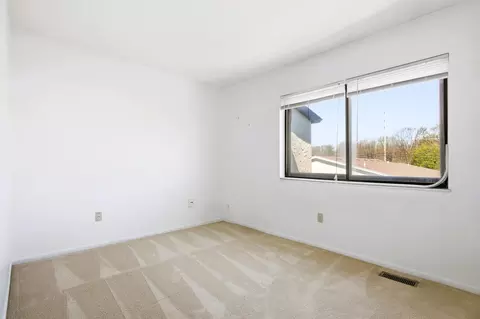 Bedroom - 615 Villa Rd #B, Springfield, OH 45503 photo 2 of 3