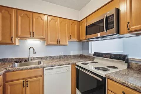 Kitchen - 615 Villa Rd #B, Springfield, OH 45503 photo 4 of 4