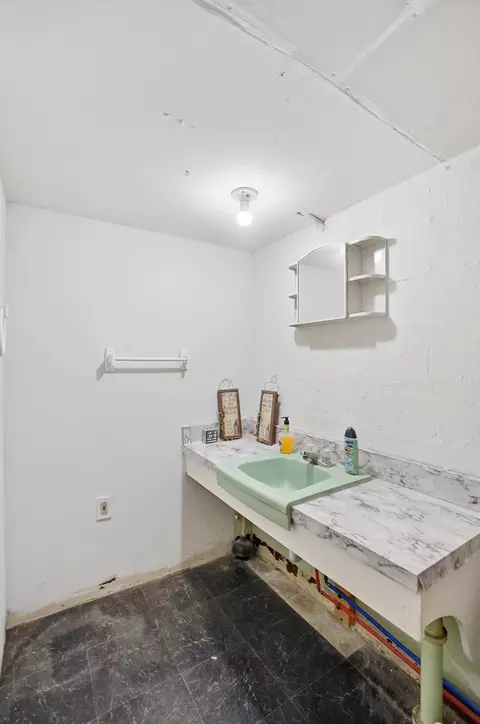 Bath - 1215 Northgate Rd, Springfield, OH 45504 photo 3 of 7