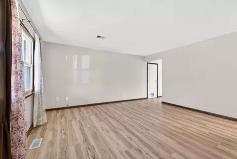 Living - 1514 Cedarbrook Pl, Sidney, OH 45365 photo 2 of 8