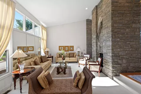 Living - 2685 Kilkenny Ct, Springfield, OH 45503 photo 1 of 10