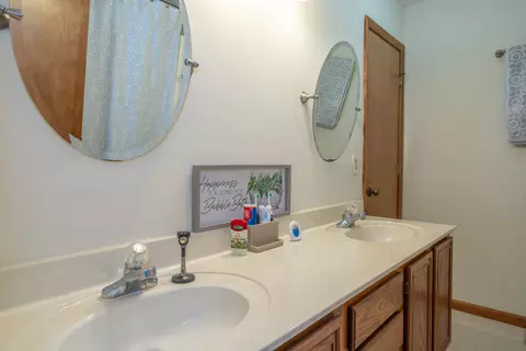 Bath - 3628 Petre Rd, Springfield, OH 45502 photo 2 of 5