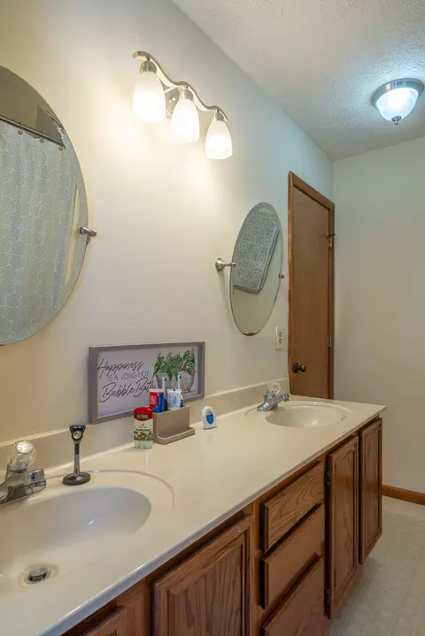 Bath - 3628 Petre Rd, Springfield, OH 45502 photo 3 of 5