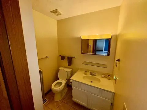 Bath - 1013 Abington Pl, Springfield, OH 45503 photo 1 of 2