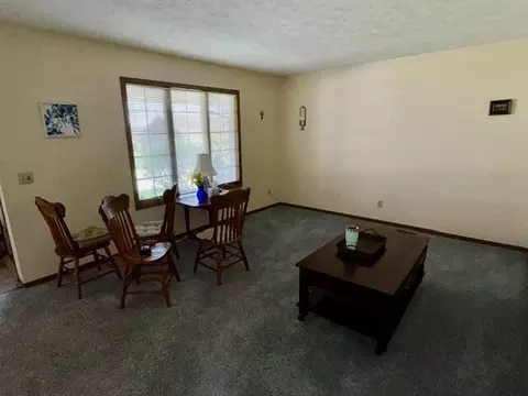 Living - 1013 Abington Pl, Springfield, OH 45503 photo 1 of 2