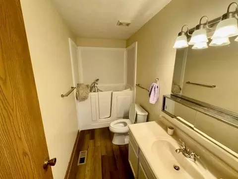 Bath - 1013 Abington Pl, Springfield, OH 45503 photo 2 of 2