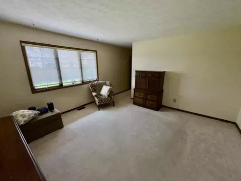 Living - 1013 Abington Pl, Springfield, OH 45503 photo 2 of 2