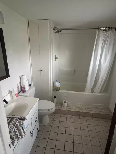 Bath - 2514 Beatrice St, Springfield, OH 45503 photo 1 of 1
