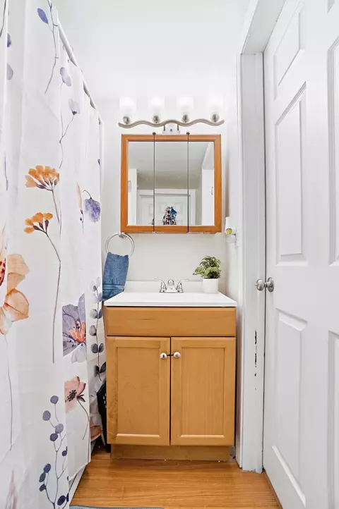 Bath - 1027 Lafayette Ave, Springfield, OH 45505 photo 2 of 2