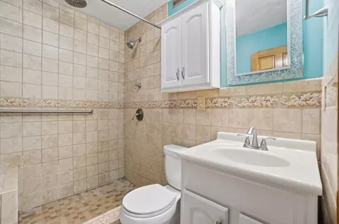 Bath - 3715 Randee Ln, Springfield, OH 45502 photo 3 of 3