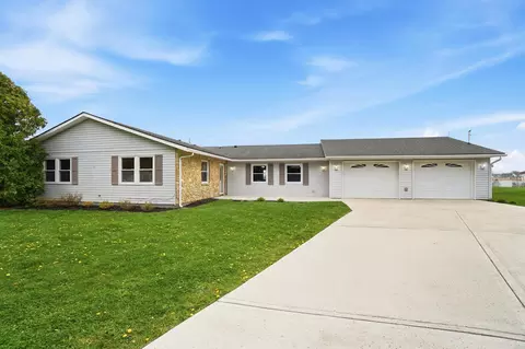 Exterior - 3715 Randee Ln, Springfield, OH 45502 photo 4 of 9