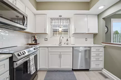 Kitchen - 3112 El Camino Dr, Springfield, OH 45503 photo 3 of 6
