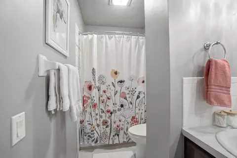 Bath - 3112 El Camino Dr, Springfield, OH 45503 photo 3 of 8