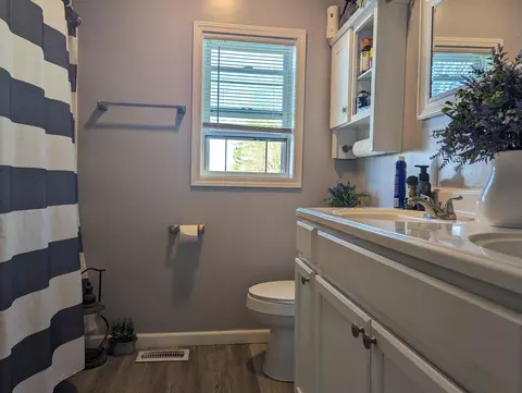 Bath - 1042 Willow Rd, Springfield, OH 45502 photo 1 of 1
