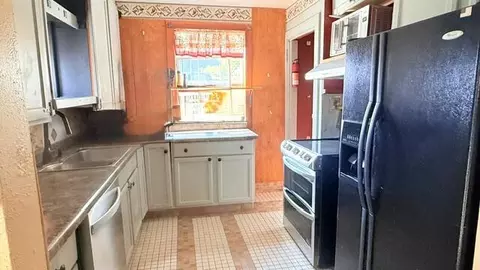 Kitchen - 452 N Bechtle Ave, Springfield, OH 45504 photo 2 of 3