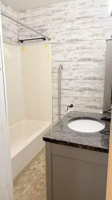 Bath - 452 N Bechtle Ave, Springfield, OH 45504 photo 1 of 1
