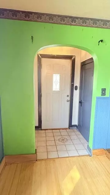 Entry Way - 452 N Bechtle Ave, Springfield, OH 45504 photo 1 of 2